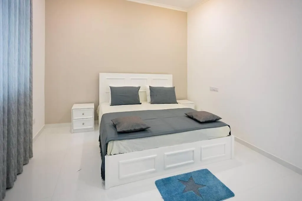 Clintonvilla 4-Bedroom With Pool Near To Airport ネゴンボ